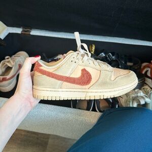 Women’s 6 Nike Dunk - terry swoosh